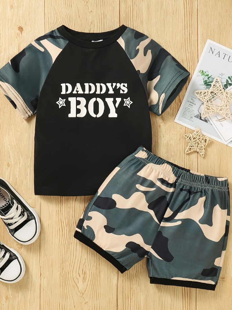 Fiúk Betűmintás Rövid Ujjú Felső + Camo Shorts Szett Gyerekruhák